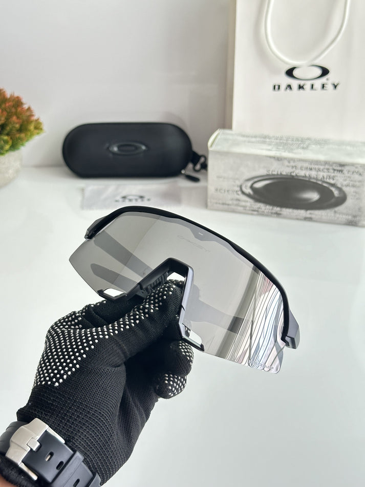 Oaklley Black and Silver Unisex Sunglasses
